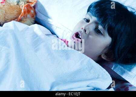 Indian bel bambino dorme Foto Stock