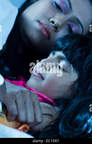 Indian madre cura del bambino dorme Foto Stock