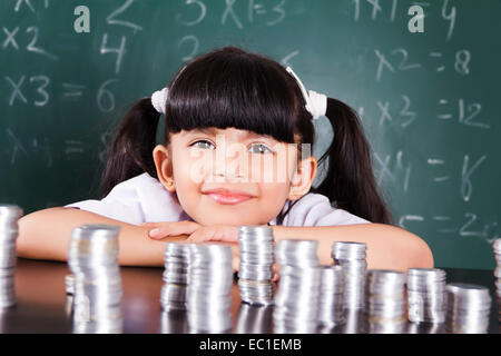 Indian bel bambino studente con denaro Foto Stock