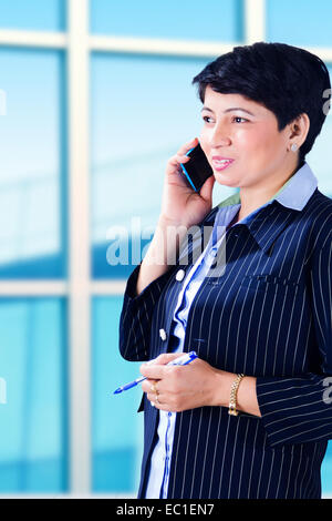 1 indian Business donna parlando telefono Foto Stock