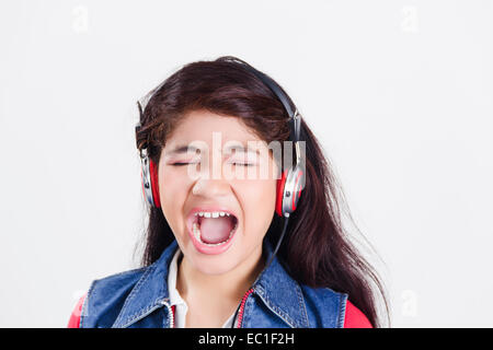 1 indian bella ragazza cuffie Ascolto della musica divertente Foto Stock