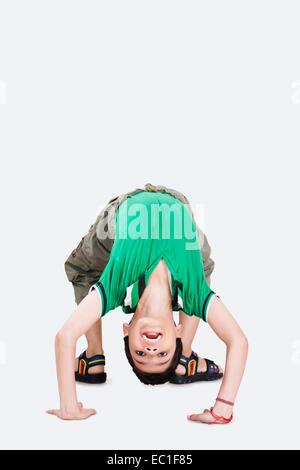 1 bambino indiano boy Stunt Foto Stock