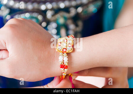 2 bambini indiani Festival Raksha Bandhan Rakhi di legatura Foto Stock