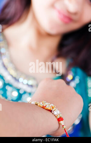 2 bambini indiani Festival Raksha Bandhan Rakhi di legatura Foto Stock