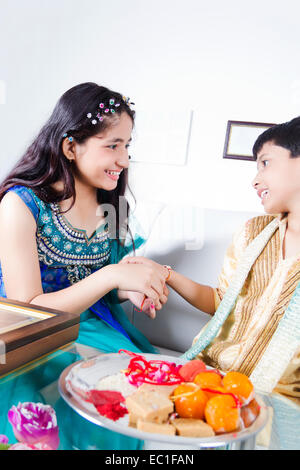 2 bambini indiani Festival Raksha Bandhan Rakhi di legatura Foto Stock