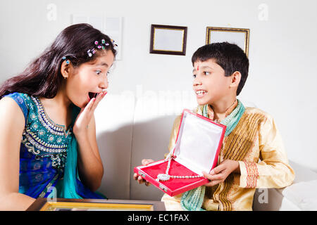 2 bambini indiani Festival Raksha Bandhan regalo a sorpresa Foto Stock
