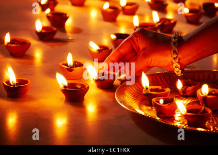 1 signora indiana Festival Diwali home disponendo Diya culto Foto Stock