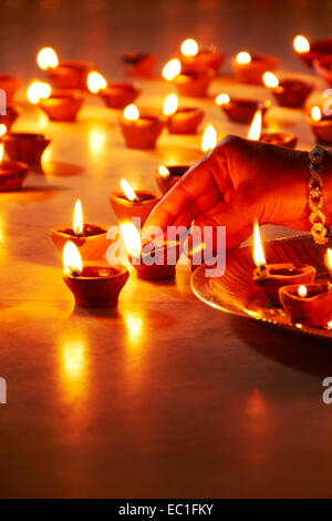 1 signora indiana Festival Diwali home disponendo Diya culto Foto Stock