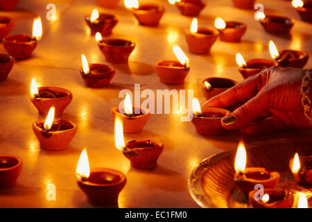 1 signora indiana Festival Diwali home disponendo Diya culto Foto Stock