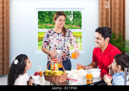 Indian genitori con bambino prima colazione Foto Stock