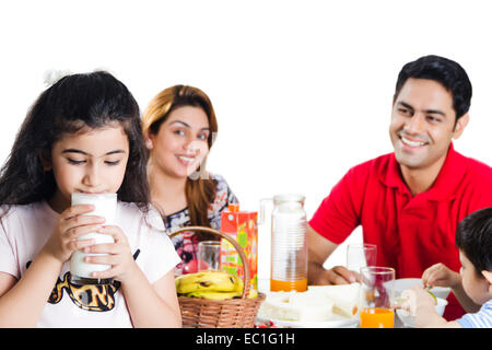 Indian genitori con bambino prima colazione Foto Stock