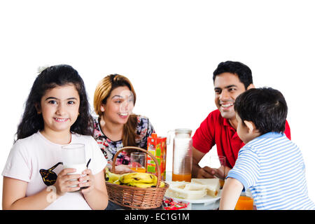 Indian genitori con bambino prima colazione Foto Stock
