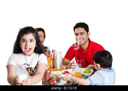 Indian genitori con bambino prima colazione Foto Stock