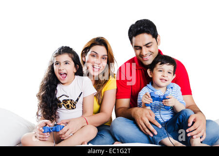 Indian i genitori con bambini che giocano con i Video Game Foto Stock