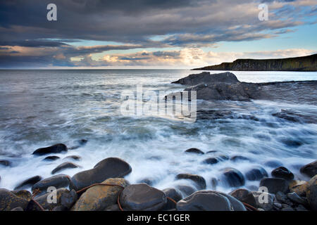 Graymare Rock al crepuscolo Dunstanburgh Northumberland Coast Inghilterra Foto Stock