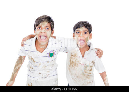 2 indans bambini ragazzi amici gridando braccio intorno a piedi vestiti sporchi Foto Stock