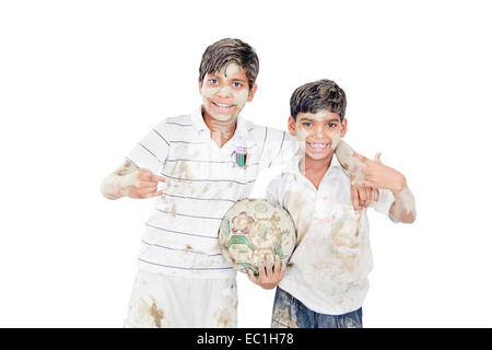 2 indans bambini ragazzi amici a giocare a calcio gesti delle mani Foto Stock