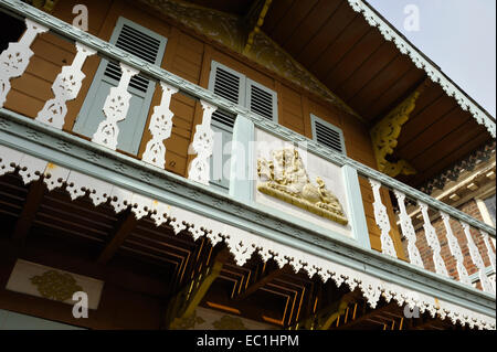 Balcone di Chalet Svizzero, ad Eastgate House, Rochester. Charles Dickens potrebbe scrivere qui a casa sua a Gad's Hill posto nelle vicinanze: Foto Stock