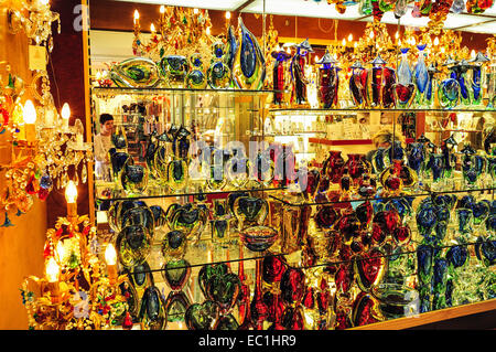 Vetro di Murano vaso display, in negozio: Murano la fama di un centro specializzato per il vetro colorato rendendo nasce quando il Foto Stock