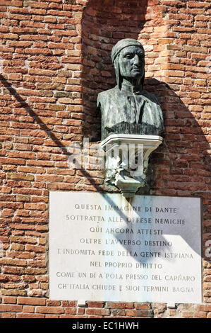 Busto di Dante, Arsenal cancelli, Venezia. Duranti degli Alighieri (1265-1321), comunemente noto come Dante, è stato un grande poeta italiano Foto Stock