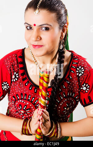 1 Gujrati indiano Lady Navratri Dandia Foto Stock