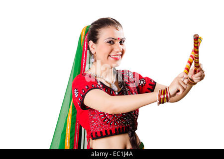 1 Gujrati indiano Lady Navratri Dandia Foto Stock