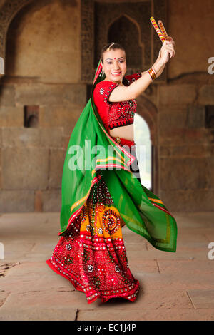 1 Gujrati indiano Lady Navratri Dandia Foto Stock