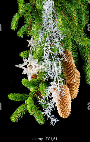 Albero di natale con argento lucido decorazione su sfondo nero. festive ornamenti. card concept Foto Stock