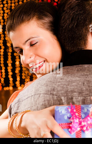 Indiana fratello e sorella Raksha Bandhan regalo a sorpresa Foto Stock