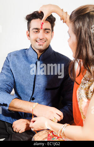 Indiana fratello e sorella Festival Raksha Bandhan fronte tika Foto Stock