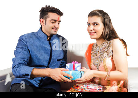 Indiana fratello e sorella Raksha Bandhan dando dono Foto Stock