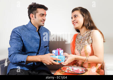 Indiana fratello e sorella Raksha Bandhan dando dono Foto Stock