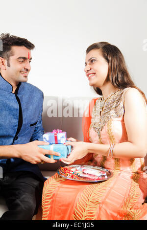 Indiana fratello e sorella Raksha Bandhan dando dono Foto Stock