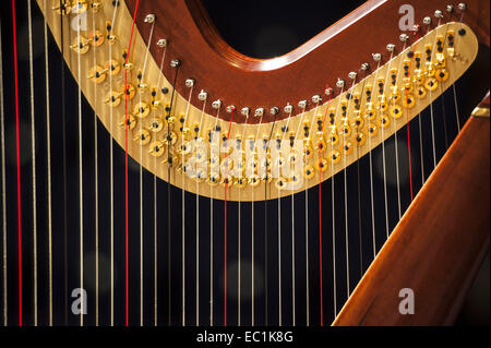 A forma di cuore ad arpa. Parte posteriore di piroli di concerto moderna arpa, che mostra il meccanismo che solleva o abbassa il passo di ciascuna Foto Stock