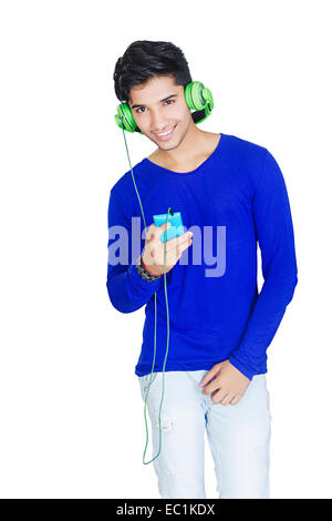 Ragazzo indiano telefono Musica canto Foto Stock