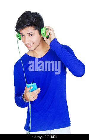 Ragazzo indiano telefono Musica canto Foto Stock