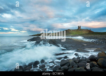 Twilight Sky al castello di Dunstanburgh Northumberland Coast Inghilterra Foto Stock