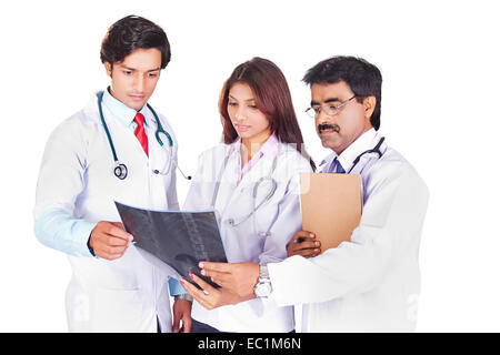 Tre medico indiano discutere X-Ray Relazione Foto Stock