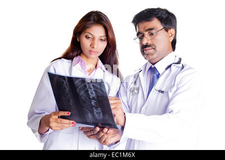 Due indiani medico discutere X-Ray Relazione Foto Stock