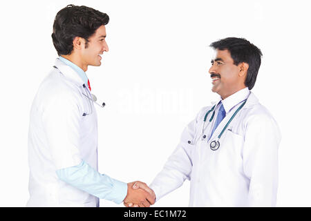 Due indiani medico agitando la mano Foto Stock