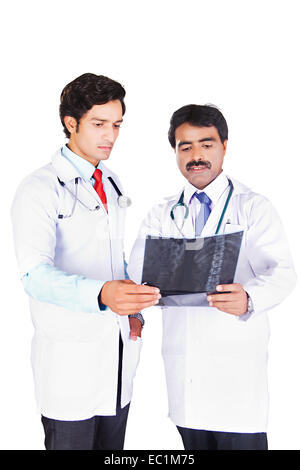 Due indiani medico X-Ray Relazione Foto Stock