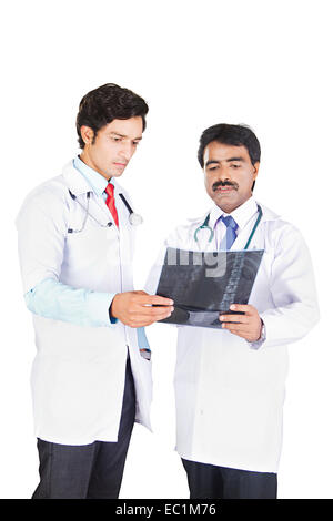 Due indiani medico X-Ray Relazione Foto Stock