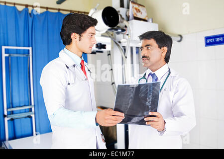 Due indiani medico X-Ray Relazione Foto Stock