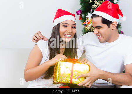 Indian giovane Festival di Natale regalo a sorpresa Foto Stock