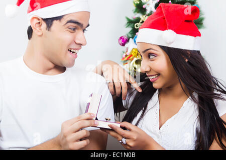 Indian giovane Festival di Natale regalo a sorpresa Foto Stock