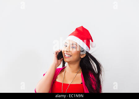 Una signora indiana Festival di Natale parlando telefono Foto Stock