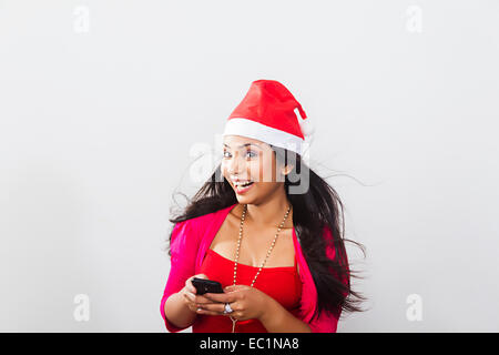 Una signora indiana Festival di Natale in chat telefono Foto Stock