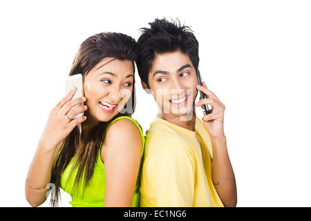 Indian college giovane parlando telefono Foto Stock
