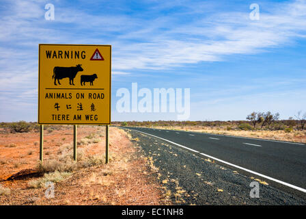 Gli animali su strada segno di avvertimento in tre lingue oltre l'autostrada in outback Australia Foto Stock