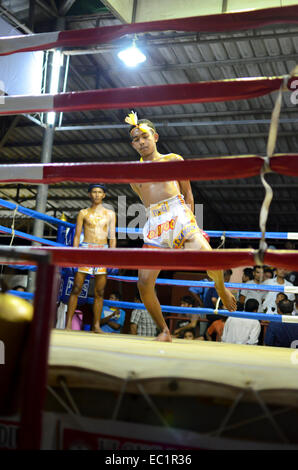 Muay Thai fighter completa il Wai khru rituale all inizio di un Thai boxe lotta, Lumpinee Stadium di Bangkok, Tailandia Foto Stock